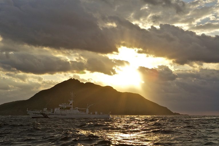 A Japan Coast Guard patrol vessel passes by Uotsuri, the largest island in the Senkaku Island chain. © Al Jazeera English (CC BY-SA 2.0) 